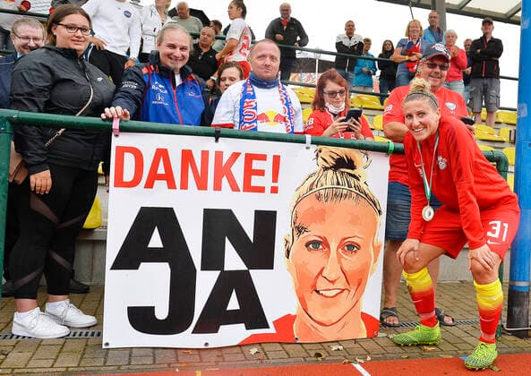 Soccer Landespokal Sachsen Frauen, Final, RB Leipzig vs FC Phoenix Leipzig 30 08 2020 Anja Mittag RB Leipzig Frauen, Midfield Attack, back number 31 re with fans of RB Leipzig Frauenteam and a banner Thank you Anja after the Landespokal Final RB Leipzig vs FC Phoenix Leipzig 30 08 2020 Mittag has played the last match of her career Taucha Sachsen Deutschland Stadion