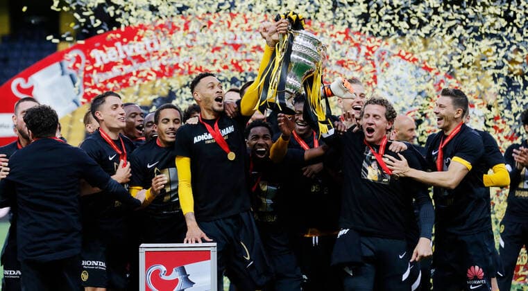 Photo Manuel Geisser 30 08 2020 Bern Wankdorf Stadium Bern Football Season 2020 2021 Mens Football Cup Final BSC Young Boys Bern FC Basel Guillaume Hoarau and goalkeeper Marco Wölfli with cup YB Cup Winner 2020