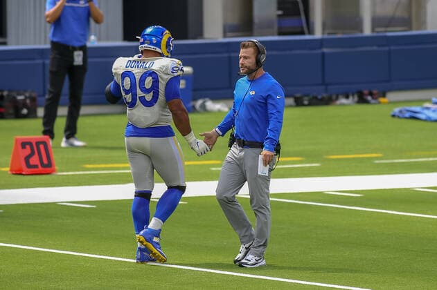 INGLEWOOD, CA - AUGUST 29: Los Angeles Rams head coach Sean McVay low five s Los Angeles Rams defensive tackle Aaron Donald 99 during the Los Angeles Rams scrimmage on Aug 29, 2020, at SoFi Stadium in Inglewood, CA. (Photo by Jevone Moore Icon Sportswire) NFL, American Football Herren, USA AUG 29 Rams Scrimmage Icon201029001