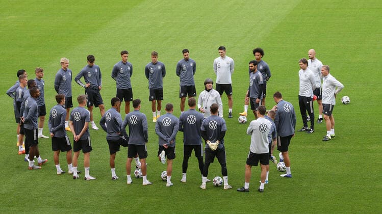 Stuttgart , National Football Team Training in the Mercedes Benz Arena , Joachim Löw with his team