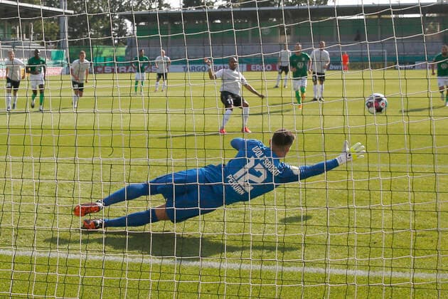 12 09 2020, Volkswagen Arena, Wolfsburg, GER, DFB POKAL, 1 round, FSV Union Fuerstenwalde vs. VfL Wolfsburg, in the picture Darryl Geurts 11, Fuerstenwalde converts the penalty against Pavao Pervan 12, Wolfsburg to 1 0 for Fuerstenwalde FSV Union Fuerstenwalde vs.