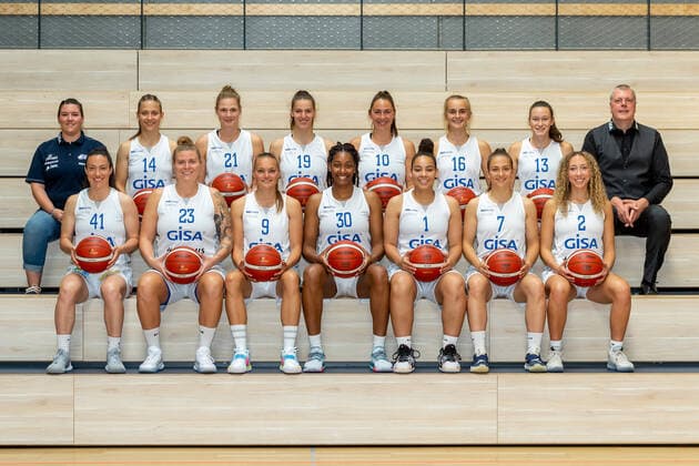 Team photo GISA Lions SV Halle o R v l Sandra Rosanke Co Trainer, GISA Lions SV Halle , Janina Schinkel 14, GISA Lions SV Halle , Karolina Stawinska 21, GISA Lions SV Halle , Meret Kleine Beeck 19, GISA Lions SV Halle , Barbora Kasparkova 10, GISA Lions SV Halle , Lilly Oswald 16, GISA Lions SV Halle , Charlotte Kreuter 13, GISA Lions SV Halle , Peter Kortmann Head Coach, GISA Lions SV Halle and R v l Eilidh Simpson 41, GISA Lions SV Halle , Klaudia Grudzien 23, GISA Lions SV Halle , Inken Henningsen 09, GISA Lions SV Halle , Naheria Hamilton xx, GISA Lions SV Halle , Candice White 01, GISA Lions SV Halle , Laura Schinkel 07, GISA Lions SV Halle , Darien Huff 02, GISA Lions SV Halle GISA Lions SV Halle Team photos Basketball 1 Bundesliga ERDGAS Sportarena Halle Saale 15 09 2020 Photo Holger John Sachsen Anhalt Germany