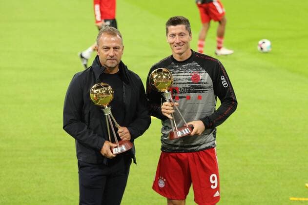 Award from kicker to footballer and coach of the year Head Coach Hansi Flick FC Bayern Muenchen , Robert Lewandowski 9 FC Bayern Muenchen , FC Bayern Muenchen vs FC Schalke 04, 1 Bundesliga, 18 09 2020, DFB regulations prohibit any use of photographs as image sequences and or quasi video Munich Bayern Germany Copyright: xkolbert-press ChristianxKolbertx