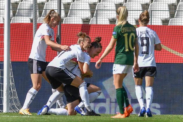the team of Germany cheers after the goal of Marina Hegering 5, Germany 19 09 2020 Football, European Championship Qualification, Womens international match, Germany vs Ireland , Stadion Essen, Essen, UEFA DFB REGULATIONS PROHIBIT ANY USE OF PHOTOGRAPHS AS IMAGE SEQUENCES AND OR QUASI VIDEO xhmx
