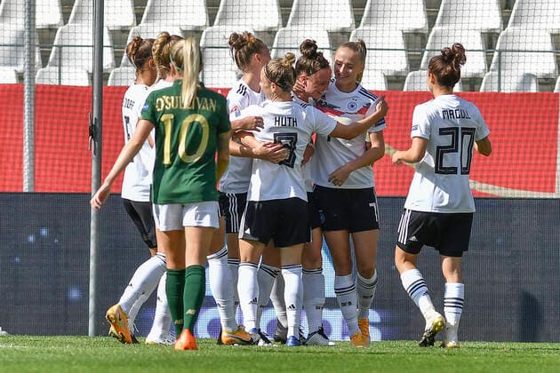 the team of Germany cheers after the goal of Marina Hegering 5, Germany 19 09 2020 Football, European Championship Qualification, Womens international match, Germany vs Ireland , Stadion Essen, Essen, UEFA DFB REGULATIONS PROHIBIT ANY USE OF PHOTOGRAPHS AS IMAGE SEQUENCES AND OR QUASI VIDEO xhmx
