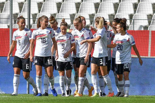 the team of Germany cheers after the goal of Marina Hegering 5, Germany 19 09 2020 Football, European Championship Qualification, Womens international match, Germany vs Ireland , Stadion Essen, Essen, UEFA DFB REGULATIONS PROHIBIT ANY USE OF PHOTOGRAPHS AS IMAGE SEQUENCES AND OR QUASI VIDEO xhmx