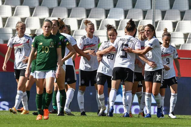 the team of Germany rejoices after his goal for the 2 0 scorer Dzsenifer Marozsán 10, Germany 19 09 2020 Football, European Championship Qualification, Womens international match, Germany vs Ireland , Stadion Essen, Essen, UEFA DFB REGULATIONS PROHIBIT ANY USE OF PHOTOGRAPHS AS IMAGE SEQUENCES AND OR QUASI VIDEO xhmx