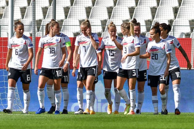 the team of Germany cheers after the goal of Marina Hegering 5, Germany 19 09 2020 Football, European Championship Qualification, Womens international match, Germany vs Ireland , Stadion Essen, Essen, UEFA DFB REGULATIONS PROHIBIT ANY USE OF PHOTOGRAPHS AS IMAGE SEQUENCES AND OR QUASI VIDEO xhmx