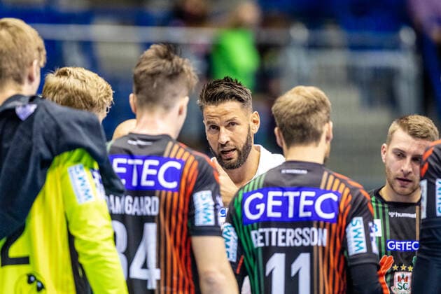 Coach Bennet Wiegert SC Magdeburg in time-out with team during the season preparation 2020 2021 in the 1 Handball Bundesliga Men between SC Magdeburg Dessau Rosslauer HV 06 in the GETEC Arena on 19 09 2020 in Magdeburg, Saxony Anhalt, Germany