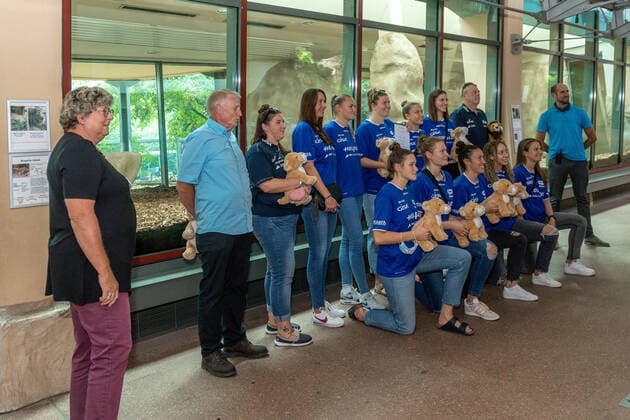 The Lions in front of the lion enclosure Rudi Kampa Chairman of the Board of Directors of the GISA Lions SV Halle, Sandra Rosanke Co-Trainer, GISA Lions SV Halle, Barbora Kasparkova 10, GISA Lions SV Halle, Inken Henningsen 09, GISA Lions SV Halle, Klaudia Grudzien 23, GISA Lions SV Halle , Janina Schinkel 14, GISA Lions SV Halle , Meret Kleine Beeck 19, GISA Lions SV Halle , Peter Kortmann Head Coach, GISA Lions SV Halle and Dennis Müller Director BergZoo lower row Charlotte Kreuter 13, GISA Lions SV Halle , Karolina Stawinska 21, GISA Lions SV Halle , Eilidh Simpson 41, GISA Lions SV Halle , Darien Huff 02, GISA Lions SV Halle and Laura Schinkel 07, GISA Lions SV Halle The team, Coaches and supporters of the GISA Lions visit their godparents in the mountain zoo Halle The sponsorship is now entering its 7th year GISA Lions SV Halle Basketball 1 Bundesliga BergZOO Halle Halle Halle Saale 23 09 2020 Photo Holger John Sachsen Anhalt Germany