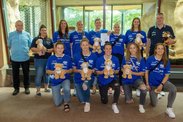 The Lions in front of the lion enclosure Rudi Kampa Chairman of the Board of Directors of the GISA Lions SV Halle, Sandra Rosanke Co-Trainer, GISA Lions SV Halle, Barbora Kasparkova 10, GISA Lions SV Halle, Inken Henningsen 09, GISA Lions SV Halle , Klaudia Grudzien 23, GISA Lions SV Halle , Janina Schinkel 14, GISA Lions SV Halle , Meret Kleine Beeck 19, GISA Lions SV Halle , Peter Kortmann Head Coach, GISA Lions SV Halle lower row Charlotte Kreuter 13, GISA Lions SV Halle , Karolina Stawinska 21, GISA Lions SV Halle , Eilidh Simpson 41, GISA Lions SV Halle , Darien Huff 02, GISA Lions SV Halle and Laura Schinkel 07, GISA Lions SV Halle The team, Coaches and supporters of the GISA Lions visit their godparents in the mountain zoo Halle The sponsorship is now entering its 7th year GISA Lions SV Halle Basketball 1 Bundesliga BergZOO Halle Halle Halle Saale 23 09 2020 Photo Holger John Sachsen Anhalt Germany