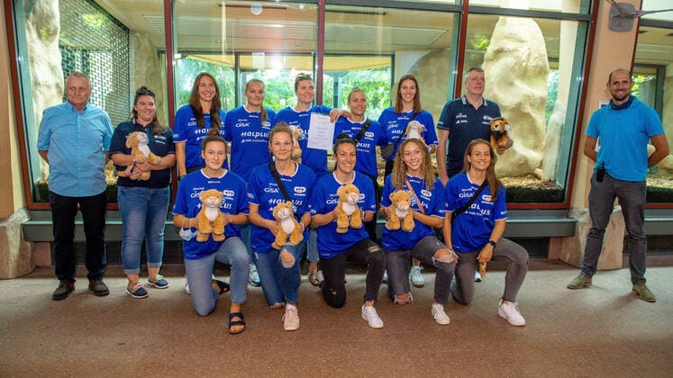 The Lions in front of the lion enclosure Rudi Kampa Chairman of the Board of Directors of the GISA Lions SV Halle, Sandra Rosanke Co-Trainer, GISA Lions SV Halle, Barbora Kasparkova 10, GISA Lions SV Halle, Inken Henningsen 09, GISA Lions SV Halle, Klaudia Grudzien 23, GISA Lions SV Halle , Janina Schinkel 14, GISA Lions SV Halle , Meret Kleine Beeck 19, GISA Lions SV Halle , Peter Kortmann Head Coach, GISA Lions SV Halle and Dennis Müller Director BergZoo lower row Charlotte Kreuter 13, GISA Lions SV Halle , Karolina Stawinska 21, GISA Lions SV Halle , Eilidh Simpson 41, GISA Lions SV Halle , Darien Huff 02, GISA Lions SV Halle and Laura Schinkel 07, GISA Lions SV Halle The team, Coaches and supporters of the GISA Lions visit their godparents in the mountain zoo Halle The sponsorship is now entering its 7th year GISA Lions SV Halle Basketball 1 Bundesliga BergZOO Halle Halle Halle Saale 23 09 2020 Photo Holger John Sachsen Anhalt Germany