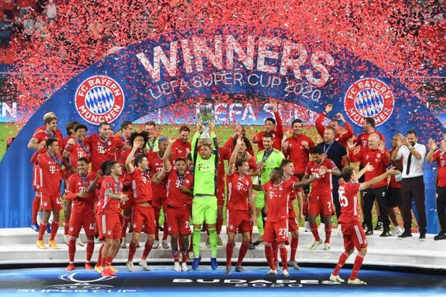 the Bavarians cheer at the award ceremony, goalkeeper Manuel NEUER M with the cup, cup, trophy, jubilation, joy, enthusiasm, cheers, team photo, team, team, team photo football UEFA Super Cup 2020 FC Bayern Muenchen FC Sevilla 1 2 n V on 24 09 2020 in Budapest, Ferenc Puskas Stadium