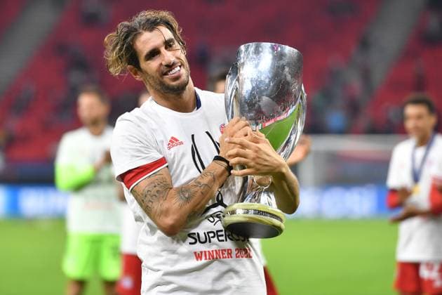 the Bavarians cheer at the award ceremony, Javi Javier MARTINEZ Bayern Muenchen with the cup, cup, trophy, cheers, joy, enthusiasm, cheers, action, single picture, cut single motif, half figure, half figure football UEFA Super Cup 2020 FC Bayern Muenchen FC Sevilla 1 2 n V on 24 09 2020 in Budapest, Ferenc Puskas Stadium