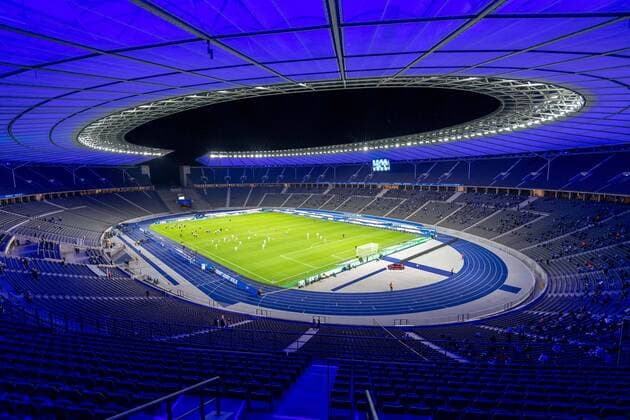 Fussball Berlin 25 09 2020 Season 2020 2021 1 Bundesliga DFL Hertha BSC Berlin Eintracht Frankfurt Berlin Olympic Stadium sports facility 5000 people are in the stadium Covid 19 Corona for this Bundesliga game