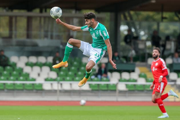Eren Dinkci SV Werder Bremen II, 43 on the ball, clipping, single picture, full body, action, action, game scene, with a flight insert, spectacular, 26 09 2020, Bremen Germany, football, Regionalliga Nord, SV Werder Bremen II VfV Borussia 06 Hildesheim xobx