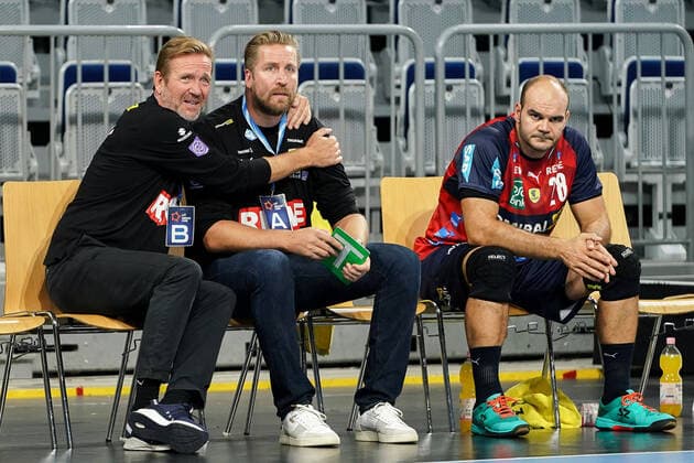 From left to right Martin Schwalb Coach, Head Coach, RNL hugs Oliver Roggisch Sports Director, RNL , Rafael Baena Gonzalez RNL, 28 sitting next to him, thoughtful, worried, pessimistic, looking disappointed, disappointed, frustrated, disappointed, pessimistic, action, action, game scene, 29 09 2020, Mannheim Germany , Handball, EHF European League, Rhein Neckar Löwen TTH Holstebro xozx