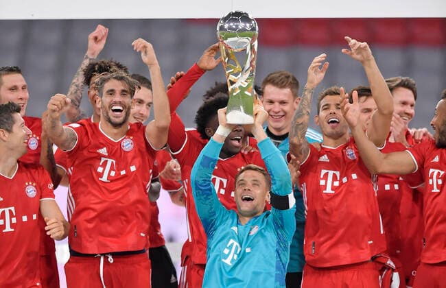 30 09 2020, Fussball Supercup FC Bayern Borussia Dortmund 30 09 2020, Fussball DFL Supercup 2020, FC Bayern München Borussia Dortmund, in the Allianz Arena München FC Bayern München celebrates winning the Supercup, Goalkeeper Manuel Neuer mi , Bayern München with the Supercup Cup Photo Bernd Feil M i S Pool Only for journalistic purposes Only for editorial use According to the regulations of the DFL Deutsche Fußball Liga it is prohibited, to use or have used photographs taken in the stadium and or of the match in the form of sequence images and or video-like photo sequences DFL regulations prohibit any use of photographs as image sequences and or quasi video National and international NewsAgencies OUT Munich Allianz Arena Bayern Deutschland Poolfoto ,EDITORIAL USE ONLY