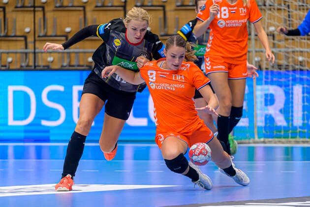 Handball, womens international, Netherlands Germany violet in duel Evgenija Minevskaja Germany SCM Rammicu Valcea , Lois Abbingh Netherlands Lingen EmslandArena Germany