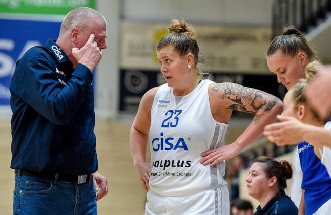 Peter Kortmann Head Coach, GISA Lions SV Halle gives instructions to Klaudia Grudzien 23, GISA Lions SV Halle in the test match of GISA Lions SV Halle vs TK Hannover Basketball 1 Bundesliga ERDGAS Sportarena Halle Saale 03 10 2020 Photo Holger John Halle Sachsen Anhalt Germany vbal