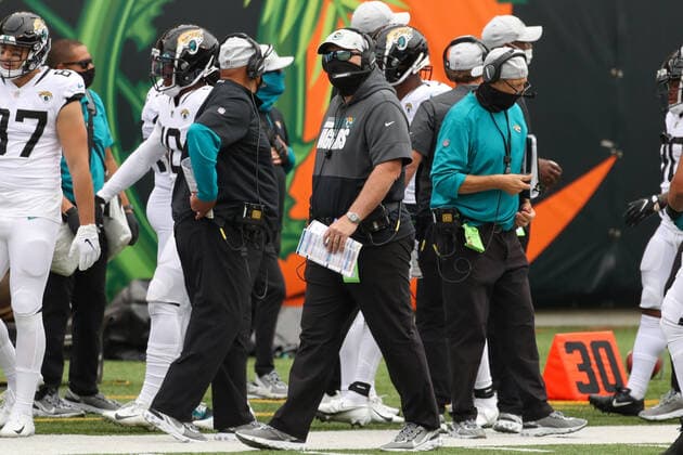 CINCINNATI, OH - OCTOBER 04: Jacksonville Jaguars head coach Doug Marrone looks at the scoreboard during the game against the Jacksonville Jaguars and the Cincinnati Bengals on October 4, 2020, at Paul Brown Stadium in Cincinnati, OH. (Photo by Ian Johnson Icon Sportswire) NFL, American Football Herren, USA OCT 04 Jaguars at Bengals Icon201004076