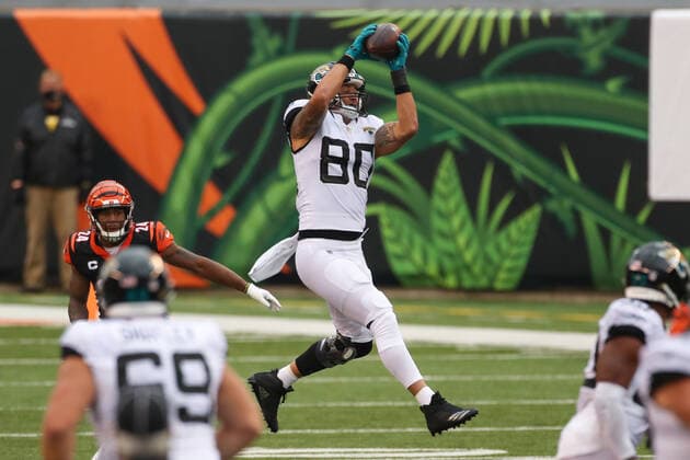 CINCINNATI, OH - OCTOBER 04: Jacksonville Jaguars tight end James O Shaughnessy (80) catches a pass during the game against the Jacksonville Jaguars and the Cincinnati Bengals on October 4, 2020, at Paul Brown Stadium in Cincinnati, OH. (Photo by Ian Johnson Icon Sportswire) NFL, American Football Herren, USA OCT 04 Jaguars at Bengals Icon201004110