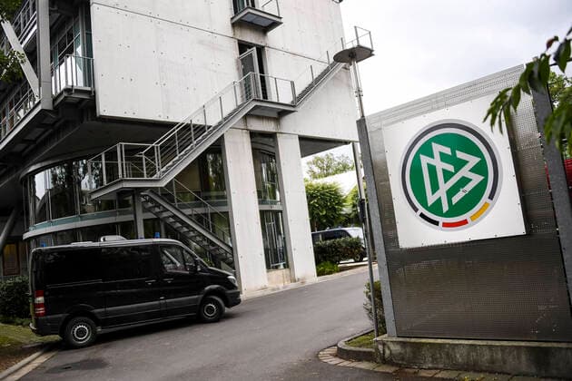 07 10 2020, xjhx, Football, Police raid DFB on suspicion of tax evasion, emspor, v l The tax investigation department, the police and the BKA search the headquarters of the German Football Association on suspicion of tax evasion Frankfurt am Main