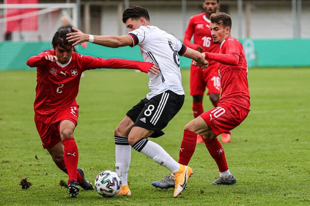 Football match Germany U20 vs. Switzerland U20 07 10 2020 Filip Frei Switzerland U20 2 , Lazar Samardzic Germany U20 8 and Ricardo Azevedo Switzerland U20 10 in the fight for the ball, Football match, Germany U20 vs. Switzerland U20, on Wednesday, 07 October 2020 Sportanlage Grütt in Lörrach Germany Copyright: xBEAUTIFULxSPORTS G.xHubbsx