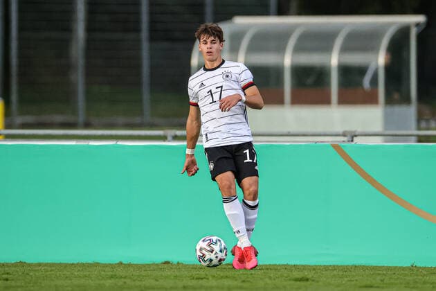 Football match Germany U20 vs. Switzerland U20 07 10 2020 Noah Weißhaupt Germany U20 17 on the ball,Football match, Germany U20 vs. Switzerland U20, on Wednesday, 07 October 2020 Sportanlage Grütt in Lörrach Germany Copyright: xBEAUTIFULxSPORTS G.xHubbsx