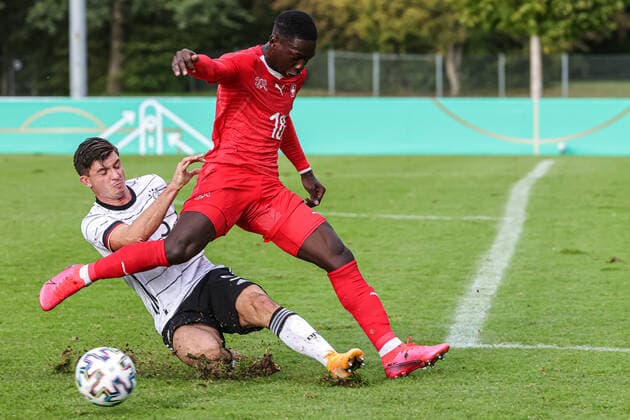 Soccer international Germany U20 vs. Switzerland U20 07 10 2020 Antonis Aidonis Germany U20 5 and Henri Koide Switzerland U20 18 in duel, Soccer international, Germany U20 vs. Switzerland U20, on Wednesday, 07 October 2020 Sportanlage Grütt in Lörrach Germany Copyright: xBEAUTIFULxSPORTS G.xHubbsx