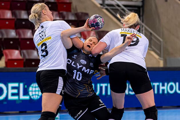 Ludwigsburg, Germany 11 October 2020 Handball CL 20 21 SG BBM Bietigheim vs. Rostov Don vs. li in duel Anna Sen Rostov Don , Anna Loerper Bietigheim , Ksenia Makeeva Rostov Don Ludwigsburg MHP Arena Baden Württemberg Germany