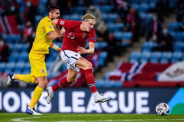 201011 Andrei Burca of Romania and Erling Braut Haaland of Norway during the UEFA Nations League football match between Norway and Romania on October 11, 2020 in Oslo Photo Vegard Wivestad Grott BILDBYRAN kod VG VG0054 bbeng fotboll football fotball soccer uefa nations league landskamp norge norway romania romanänien,  Copyright: VEGARDxWIVESTADxGRoTT BB201011VG051
