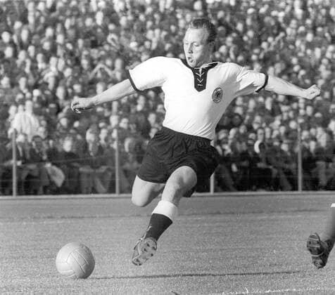 FBWM58 Germany Yugoslavia 1 0 , 19 06 1958 in Malmoe Uwe Seeler in action HM