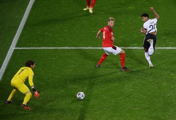 Cologne , Soccer UEFA Nations League , International match Germany vs. Switzerland , Goal to the 3 3 , from left Yann Sommer SUI Nico Elvedi SUI Scorer Serge Gnabry GER