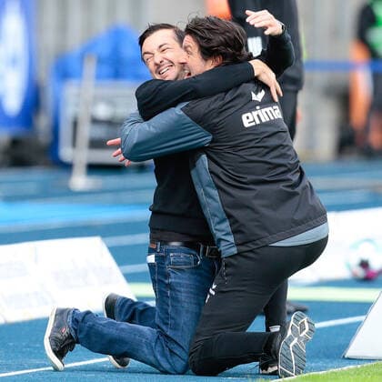 16 10 2020, xtgx, Fussball 2 Bundesliga, Eintracht Braunschweig VfL Bochum emspor, from l Daniel Meyer Braunschweig, Coach , Thomas Stickroth Braunschweig, Co Coach Joy about the victory, Joy after the end of the game DFL DFB REGULATIONS PROHIBIT ANY USE OF PHOTOGRAPHS as IMAGE SEQUENCES and or QUASI VIDEO Eintracht Stadion