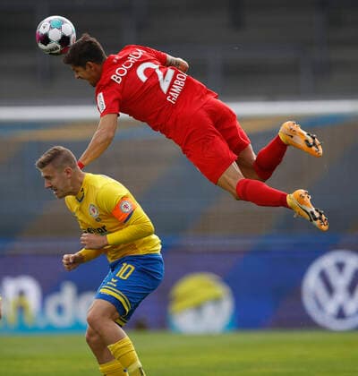 17 10 2020, Eintracht Stadion, Braunschweig, league match, 2 Bundesliga, Eintracht Braunschweig vs VfL Bochum, pictured Martin Kobylanski 10, Braunschweig in a header duel with Cristian Gamboa 2, Bochum DFL regulations prohibit any use of photographs as image sequences and or quasi video
