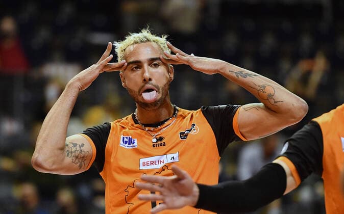 Benjamin Patch BR Volleys , cheering for a point BR Volleys Berlin SWD Powervolleys Düren German Volleyball League, Season 2020 2021, Men, Men, Men, Men, Volleyball, Germany, playoffs Germany, Max Schmeling Halle Berlin, 17 10 2020