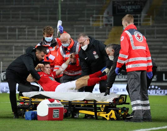 21 10 2020, xklex, Football 3 Liga, 1 FC Kaiserslautern FC Ingolstadt 04 emspor, v l Dominik Schad 1 FC Kaiserslautern injured, ambulance, emergency doctor DFL DFB REGULATIONS PROHIBIT ANY USE OF PHOTOGRAPHS as IMAGE SEQUENCES and or QUASI VIDEO Kaiserslautern