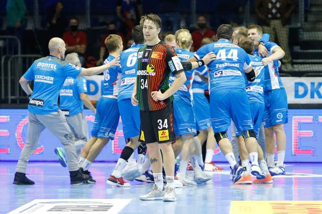 25 10 2020, xgox, Handball Liqui Moly HBL, SC Magdeburg TVB Stuttgart emspor, from l Stuttgart cheering for the win, cheering after the end of the game, Michael Damgaard Magdeburg, 34 disappointed, looks disappointed, down, disappointed GETEC Arena