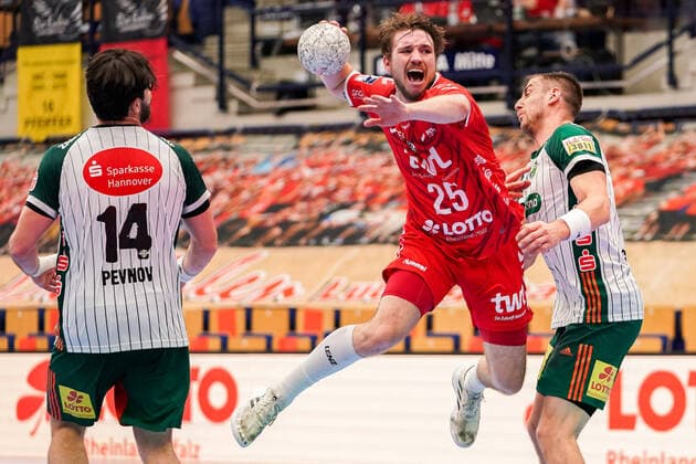 v li Evgeni Pevnov Die Recruits, 14 , Dominik Mappes Die Eulen, 25 , Nejc Cehte Die Recruits, 3 , at the jump shot, throw, goal throw, action, action, game scene, 29 10 2020, Ludwigshafen am Rhein Germany , Handball, Bundesliga, TSG Ludwigshafen Friesenheim Die Eulen TSV Hannover Burgdorf xozx