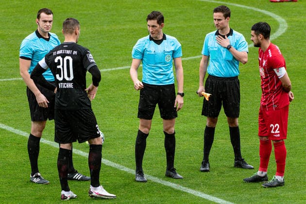 The referee team around Matthias Joellenbeck referee, Daniel Bartnitzki linesman and Richard Hempel linesman with the two captains Stefan Kutschke FC Ingolstadt 04 and Aaron Berzel Tuerkguecue Muenchen Tuerkguecue Muenchen against FC Ingolstadt 04, Football, 3 Bundesliga, 8 Matchday, Season 2020 2021, 01 11 2020 DFL DFB REGULATIONS PROHIBIT ANY USE OF PHOTOGRAPHS as IMAGE SEQUENCES and or QUASI VIDEO Tuerkguecue Munich vs FC Ingolstadt 04, Football, 3 Bundesliga, 8 Matchday, Season 2020 2021, 01 11 2020 Munich Copyright: xFeinerx Eibner-Pressefotox EP_Feiner