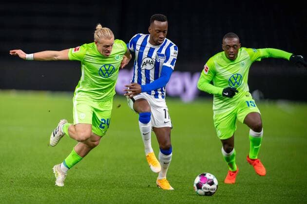 Fussball Berlin 01 11 2020 Season 2020 2021 DFL 1 Bundesliga Hertha BSC Berlin VFL Wolfsburg Dodi Lukebakio Hertha BSC, No 11 Xaver Schlager Wolfsburg, No 24 Jerome Roussillon Wolfsburg, No 15