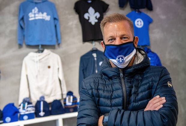 05 11 2020, xfux, Fussball 2 Bundesliga, SV Darmstadt 98 Opening of the new fan shop City at Friedensplatz 4 in Darmstadt, deloka, emonline, emspor, v l Trainer Markus Anfang SV Darmstadt 98 in the new fan shop with a mouth and nose protection, a mask, mouth protection, face mask, mouth and nose protection because of the corona virus with the logo of SV Darmstadt 98 Darmstadt