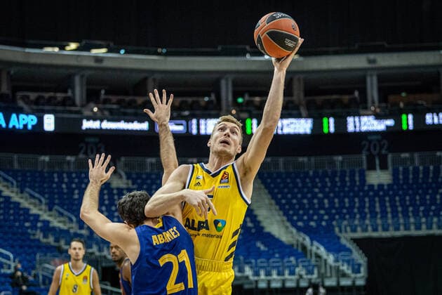 Basketball Berlin 05 11 2020 Season 2020 2021 Euroleague Regular Season Alba Berlin FC Barcelona Niels Giffey Alba Berlin, No 05 Alex Abrines Barcelona, No 21