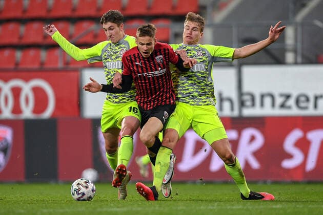 from left to right Tim Walbrecht SV Wehen Wiesbaden, 16 Filip Bilbija FC Ingolstadt, 35 Florian Cartens SV Wehen Wiesbaden, 17 in the duel, duel, tackle, dynamics, action, action, 06 11 2020, Ingolstadt Germany , Football, 3 League, FC Ingolstadt 04 SV Wehen Wiesbaden, DFB DFL REGULATIONS PROHIBIT ANY USE OF PHOTOGRAPHS AS IMAGE SEQUENCES AND OR QUASI VIDEO xslx