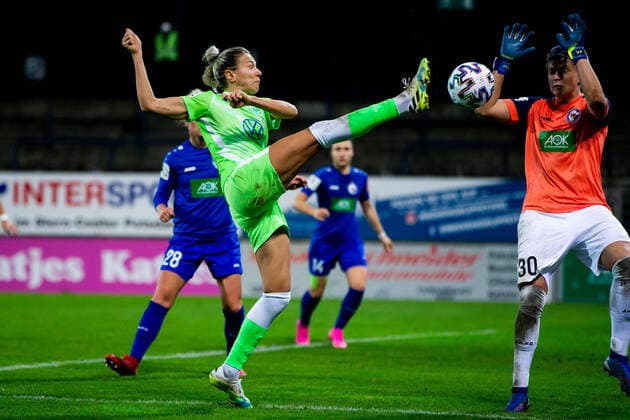 xfrx, 06 11 2020, football, 1 womens Bundesliga, points game, 1 FFC Turbine Potsdam VfL Wolfsburg, Karl Liebknecht Stadium in picture from l Zsanett Jakabfi VfL Wolfsburg ,Vanessa Fischer 1 FFC Turbine Potsdam Babelsberg