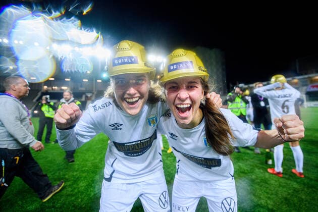 201107 Gothenburgs Julia Zigiotti Olme and Filippa Angeldahl cheer after the football match in the Damallsvenskan between Linköping and Kopparbergs Gothenburg on November 7, 2020 in Linköping,  Copyright: MAXIMxTHORE BB201107BB676