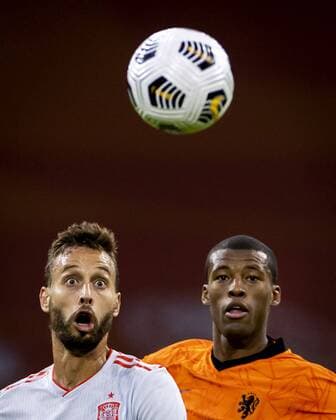AMSTERDAM lr Sergio Canales of Spain and Georginio Wijnaldum of Holland during the friendly match between the Netherlands and Spain at the Johan Cruyff Arena on November 11, 2020 in Amsterdam, Netherlands ANP KOEN VAN WEEL International friendly match 2020 2021 xVIxANPxSportx xxANPxIVx 425081718