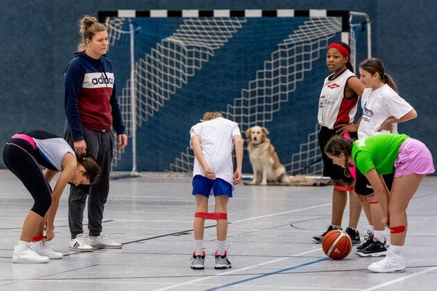 Klaudia Grudzien 23, GISA Lions SV Halle also has a coaching license and teaches the basketball talents of the 5 and 6 class of the sports school Basketball 1 Bundesliga ERDGAS Sportarena Halle Saale 12 11 2020 Photo Holger John Sachsen Anhalt Germany
