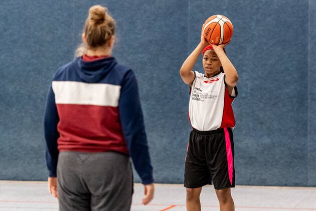 Klaudia Grudzien 23, GISA Lions SV Halle also has a coaching license and teaches the basketball talents of the 5 and 6 class of the sports school Basketball 1 Bundesliga ERDGAS Sportarena Halle Saale 12 11 2020 Photo Holger John Sachsen Anhalt Germany